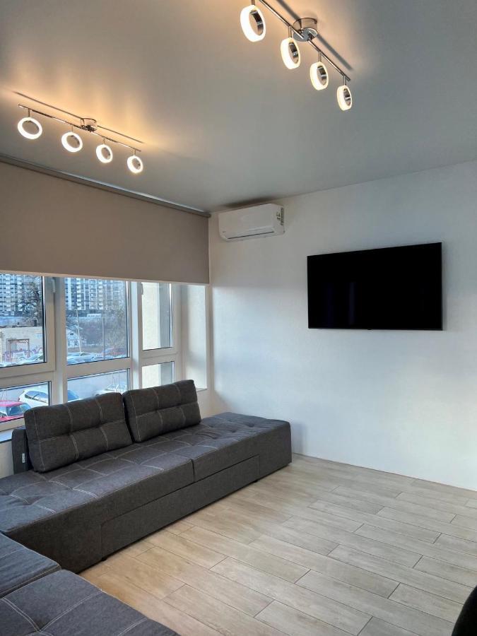 New 3 Rooms Apartment Near The Metro Station Kyiv Exterior photo